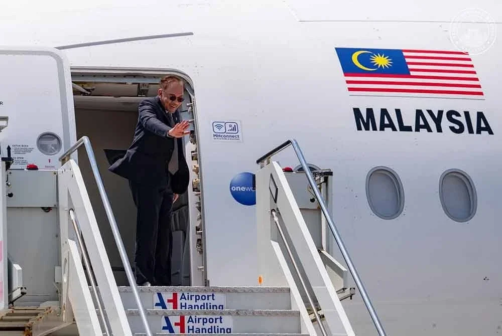 Anwar sebelum berlepas ke Paris, Perancis dari Rom, Itali. Foto FB Anwar Ibrahim