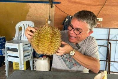 Farris menunjukkan durian ketika berada di Malaysia. Agensi