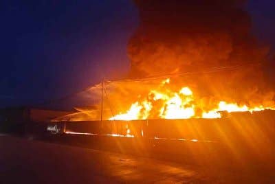 Keadaan kebakaran sebuah kilang di Semenyih Teknologi Park, di sini, pada Khamis.