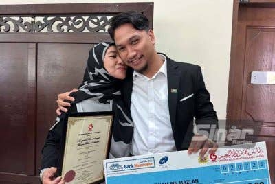 Muhammad Irham (kanan) dipeluk ibunya selepas meraih kejayaan cemerlang. FOTO SINAR HARIAN - ADILA SHARINNI WAHID