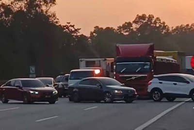 Tular video memaparkan tiga buah kereta menghentikan kenderaan mereka secara melintang di laluan lebuh raya sehingga menghalang pergerakan trafik.