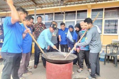 Nik Soh (tiga dari kiri) mengacau asyura dalam Program Asyura Perdana JKR 2025 di Kota Bharu pada Khamis.