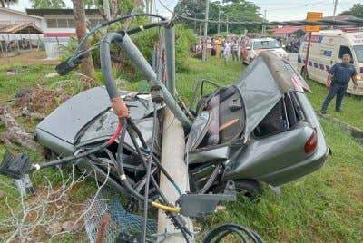 Seorang lelaki maut selepas keretanya terbabas dan melanggar tiang elektrik di Jalan Cherang Ruku - Telaga Papan, Pasir Puteh. Foto PDRM