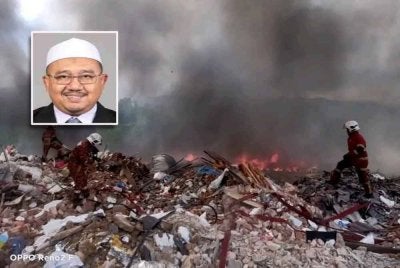 Anggota bomba dan penyelamat memadam kebakaran tapak pelupusan sampah Jalan Monorail, Sungai Choh, Hulu Selangor. (Gambar kecil: Mohd Hasnizan)