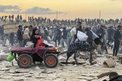 Pengagihan bekalan makanan tidak dibuat secara teratur hingga menyebabkan ia diserbu penduduk Gaza yang kelaparan. Foto Agensi