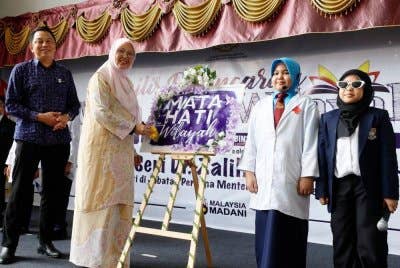 Dr Zaliha (tengah) melakukan gimik perasmian Program Mata Hati Wilayah 2025 di SK Seri Bintang Utara, Cheras, pada Khamis. Foto Bernama