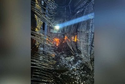 Aras tiga bangunan yang 100 peratus terbakar manakala lima peratus di aras dua. Foto ihsan JBPM