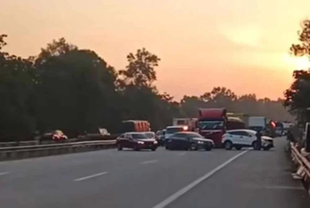 Insiden tular dirakam pengguna jalan raya di kejadian menunjukkan tindakan pemandu tiga kenderaan terbabit berhenti secara melintang di laluan lebuh raya sehingga menyebabkan ketiga-tiga lorong tidak dapat dilalui kenderaan.