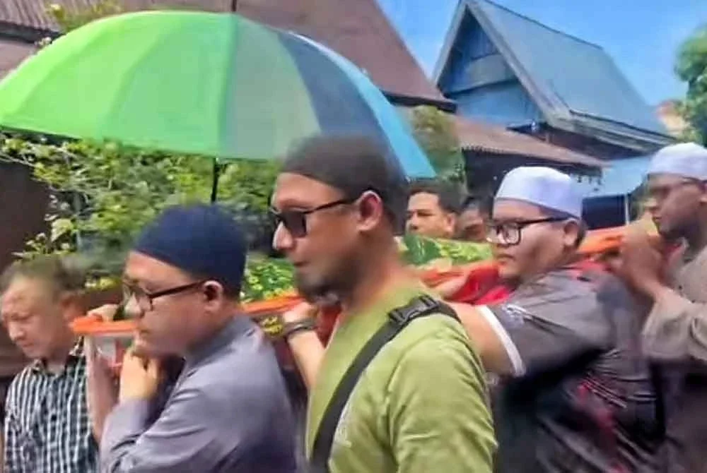Orang ramai mengusung jenazah Allahayarham ke tanah perkuburan.