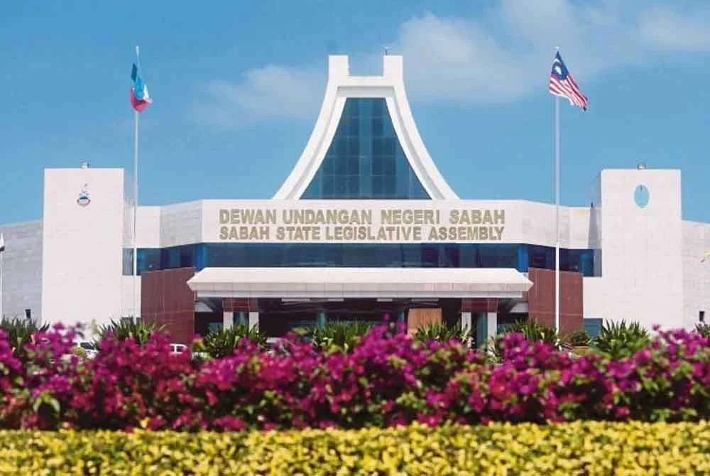 Sidang DUN Sabah mesti mempunyai sekurang-kurangnya tiga persidangan pada setiap tahun jika mengikut perlembagaan.