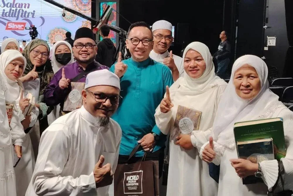 SYAFIQ (tengah) bersama sebahagian peserta dalam kalangan mualaf yang menyertai program Khatam al-Quran 3.0 tahun lalu.