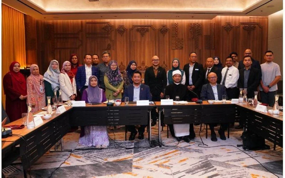 Lukanisman (duduk, dua kiri) bersama panel dan tetamu bergambar selepas Persidangan Meja Bulat mengenai Pendekatan Pengurangan Kemudaratan di ibu negara pada Selasa.