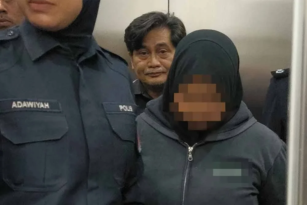 Azman (kiri) dan kekasihnya dibawa ke Mahkamah Sesyen Ampang pada Jumaat bagi menghadapi pertuduhan kes merogol dan bersubahat, tahun lalu.