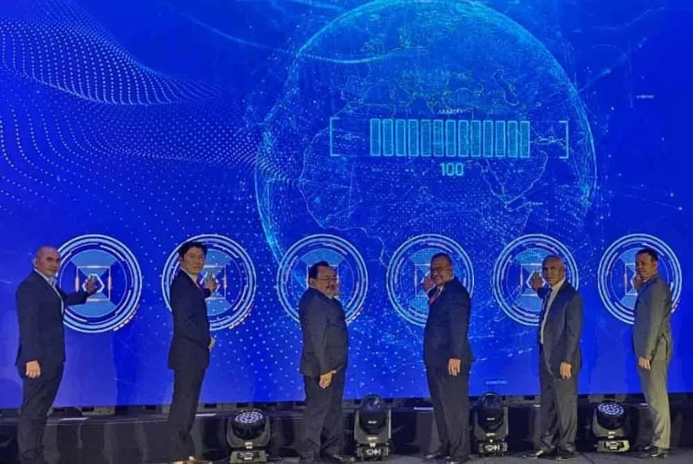 Abidin (tiga dari kanan) mewakili Ketua Menteri ketika melancarkan Koridor Utiliti Sabah di Kota Kinabalu pada Jumaat.