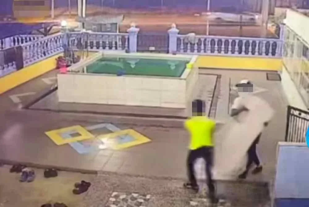 Tangkap layar video CCTV yang tular menunjukkan suspek mencuri mesin penapis air masjid