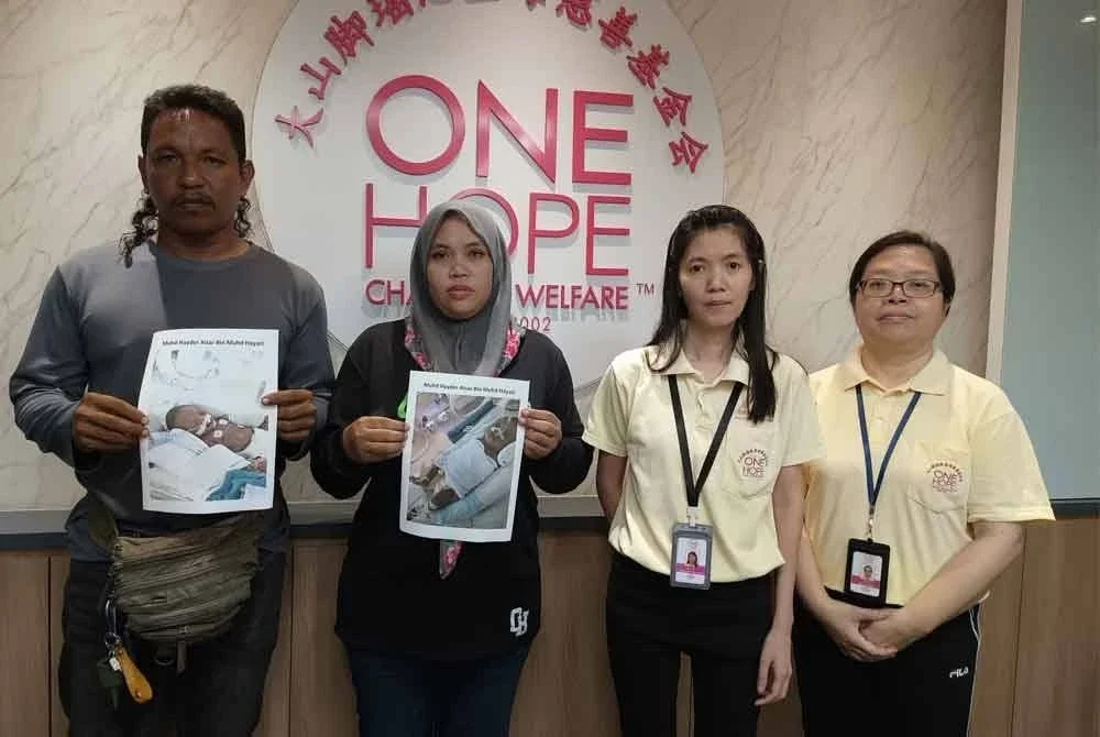 Noraisyah (dua dari kiri) dan suami ketika mendapatkan bantuan daripada One Hope Charity & Welfare baru-baru ini.