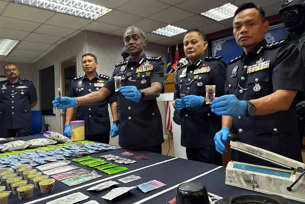 Kumar (tiga dari kanan) menunjukkan dadah yang dirampas dalam serbuan dilakukan pada 20 dan 21 Jun lalu.