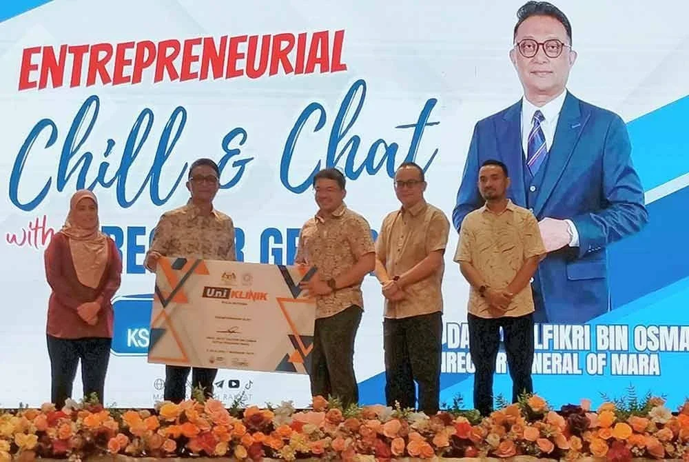 Zulfikri (dua kiri) menyerahkan cek kepada penerima pada Majlis Entrepreneurial Chill & Chat di Johor Bahru.