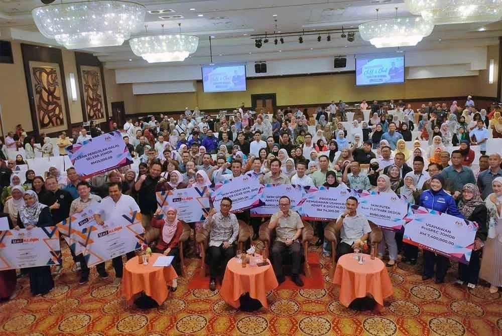 Zulfikri (duduk, dua kiri) bergambar bersama peserta dan pemenang pada Majlis Entrepreneurial Chill & Chat di Johor Bahru.