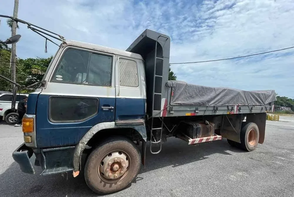 Pemandu lori gagal mengemukakan sebarang dokumen kebenaran daripada pihak berkuasa untuk membawa muatan tanah merah.