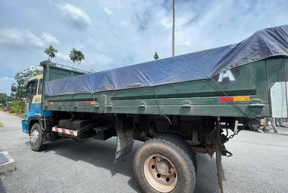 Lori yang membawa muatan tanah merah secara haram ditahan di Sungai Petani.