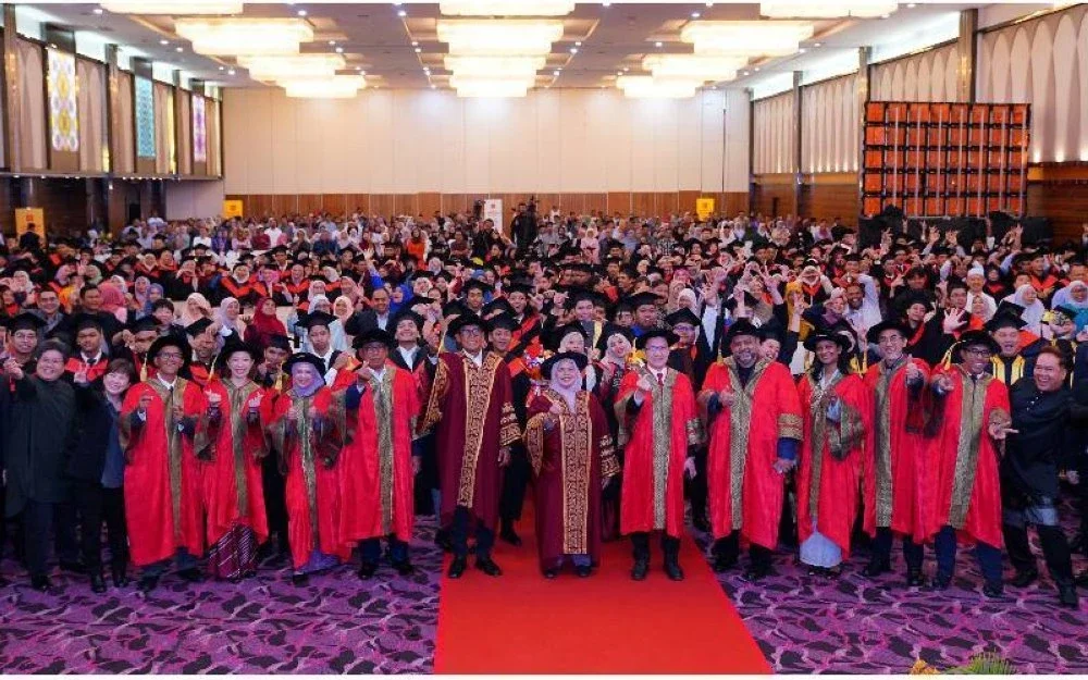 Graduan Akademi Vokasional McDonald’s Malaysia bergambar bersama tetamu kehormat yang hadir.