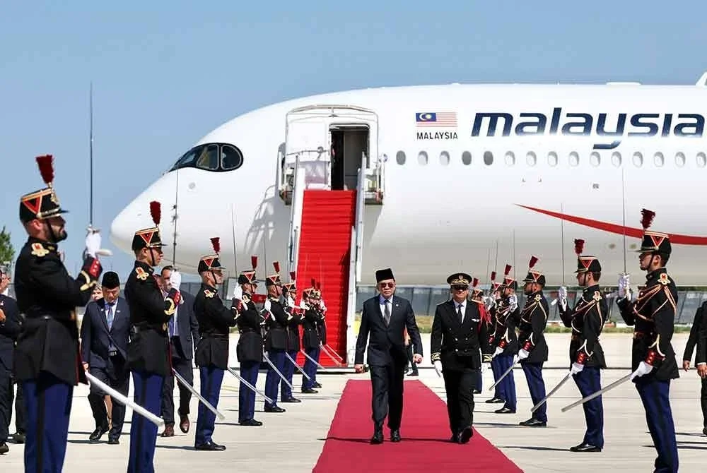 Anwar tiba di ibu negara Perancis untuk memulakan lawatan rasmi sulung ke negara itu. Foto Bernama