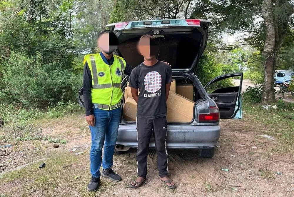 Seorang lelaki berusia lingkungan 40-an turut ditahan. Foto FB Briged Tenggara PGA Rasmi