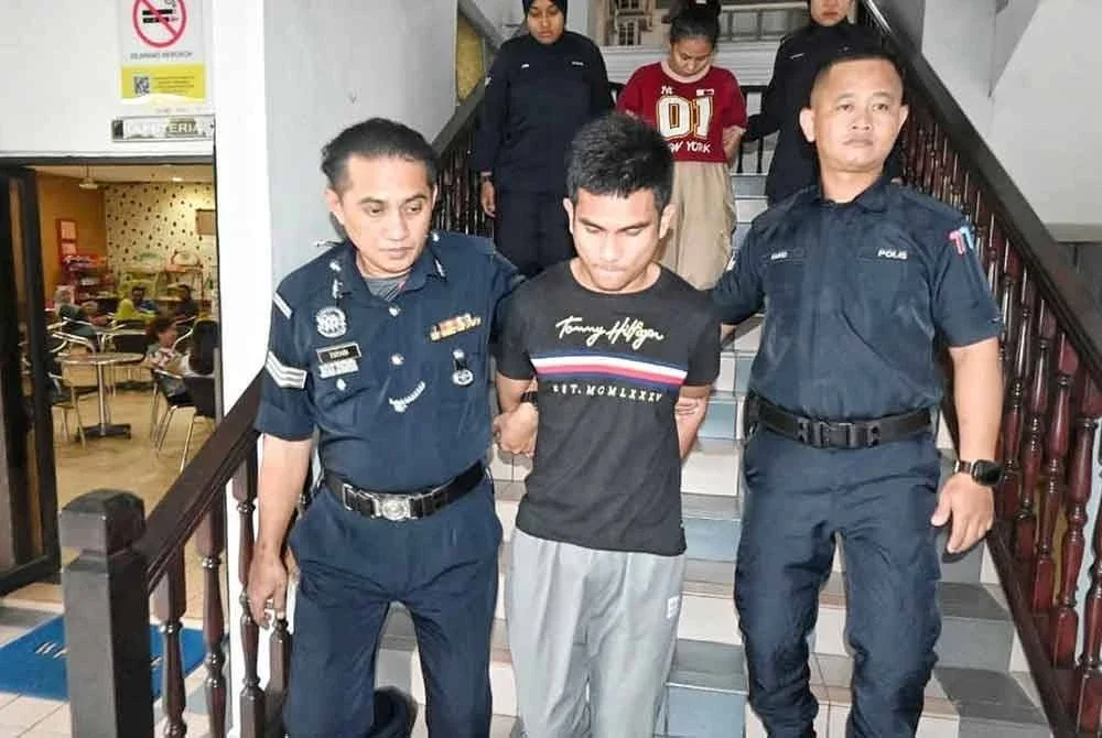 Pasangan suami isteri (tengah) dijatuhi hukuman penjara oleh Mahkamah Sesyen dan Mahkamah Majistret Melaka pada Jumaat.