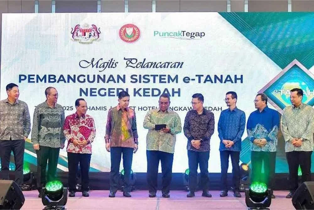 Muhammad Sanusi (tengah) ketika melancarkan pembangunan sistem e-Tanah negeri Kedah di Langkawi, pada Khamis.