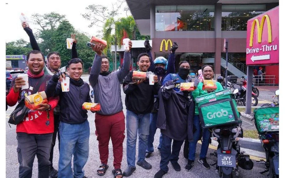 Penghantar makanan daripada pelbagai syarikat menunjukkan set hidangan percuma.