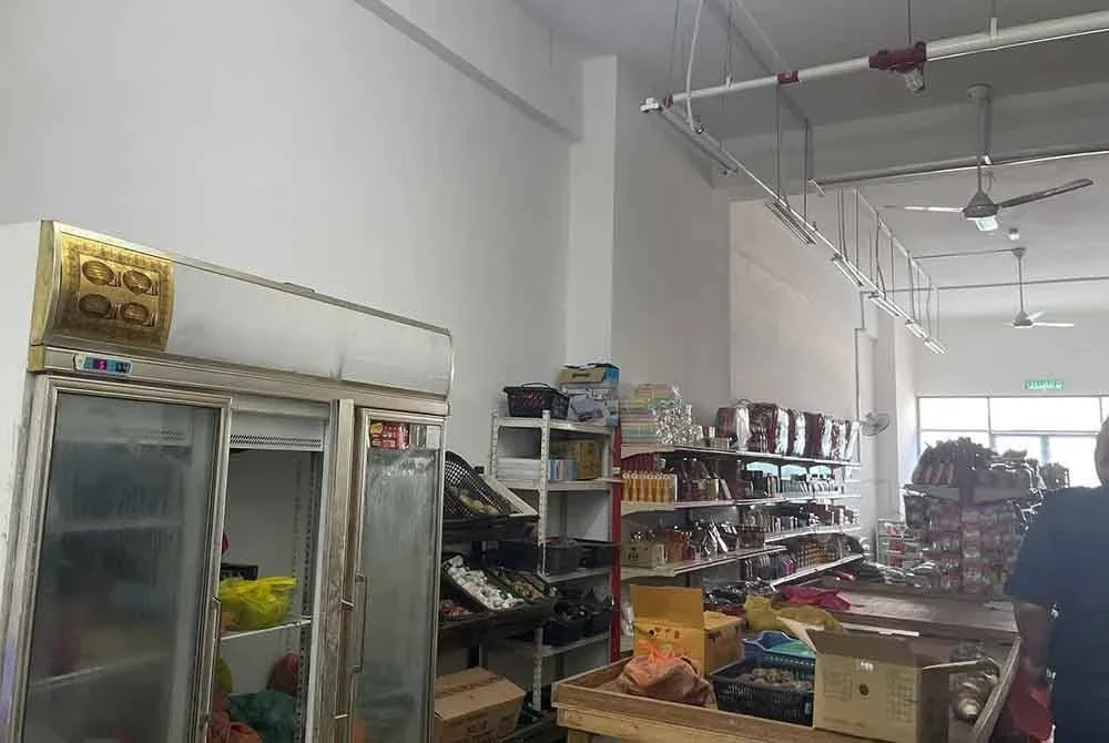 Kedai runcit milik warga asing tanpa lesen perniagaan sah disita pihak berkuasa. Foto: Facebook MPKL