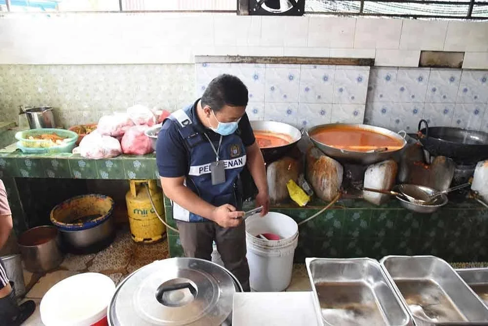 Pegawai MBPP sedang memeriksa salah sebuah premis dalam operasi yang dijalankan pada Khamis. Foto FB MBPP
