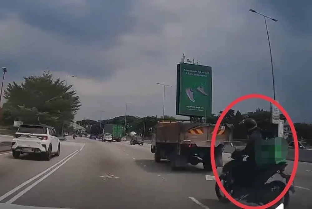 Tangkap layar video sebuah motosikal yang dipercayai mengubah haluan secara tiba-tiba menyebabkan kemalangan dua kereta di MRR2, Ampang pada Selasa lalu.