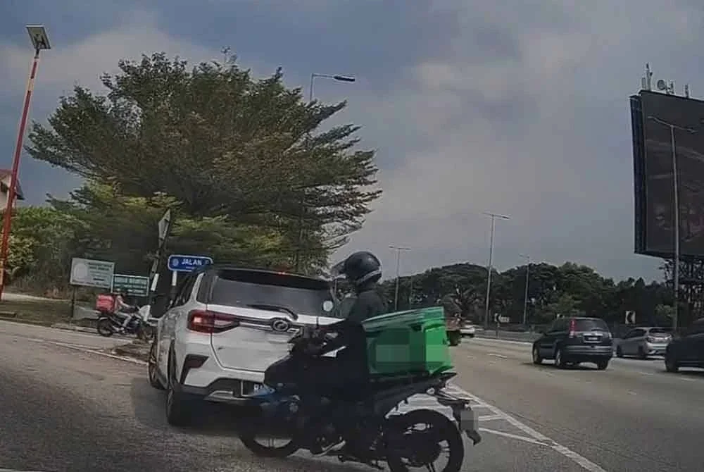 Insiden kemalangan itu turut tular di media sosial selepas dirakam melalui kamera papan pemuka kereta Honda Civic terbabit.