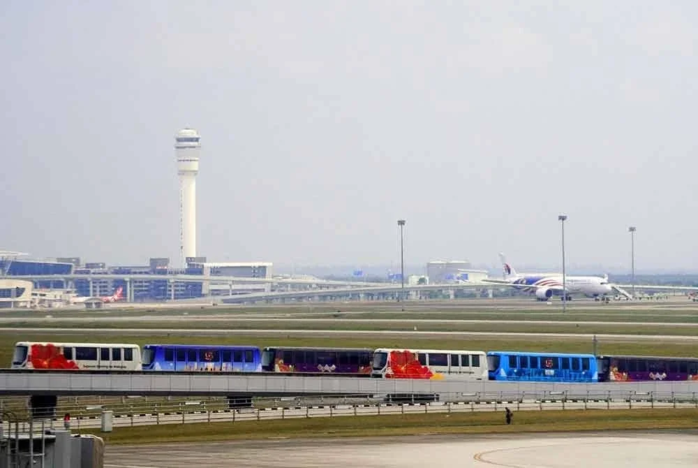 Perkhidmatan Aerotrain KLIA1 telah digantung sementara pada jam 11 pagi Jumaat susulan takungan air dalam terowong yang disebabkan oleh hujan lebat.