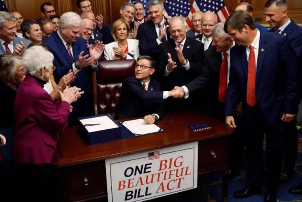 Anggota GOP mengerumuni Speaker Dewan Perwakilan, Mike Johnson (tengah) selepas sesi undian selesai.