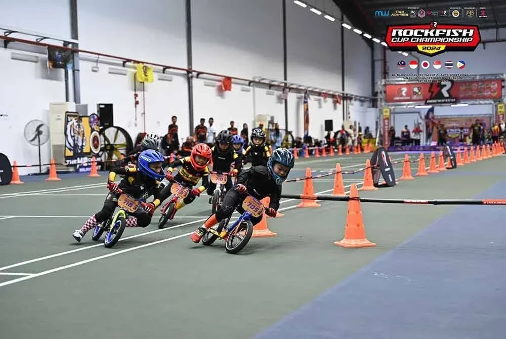 Pelumba cilik memperagakan bakat dalam saingan M8 Langkawi International Runbike Championship di Langkawi.