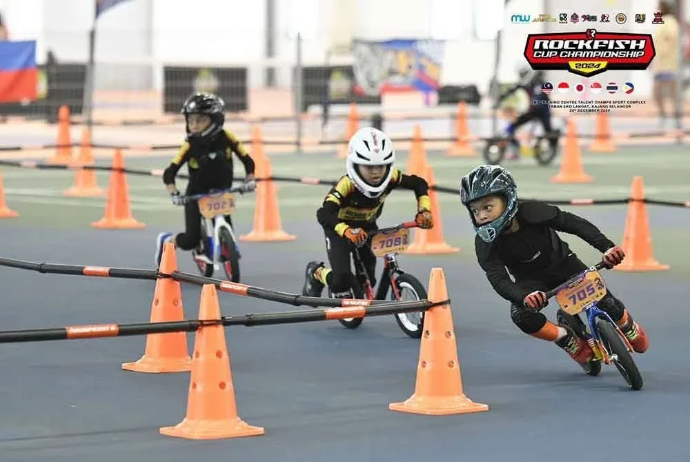 Aksi sebahagian pelumba dalam saingan M8 Langkawi International Runbike Championship di Langkawi.