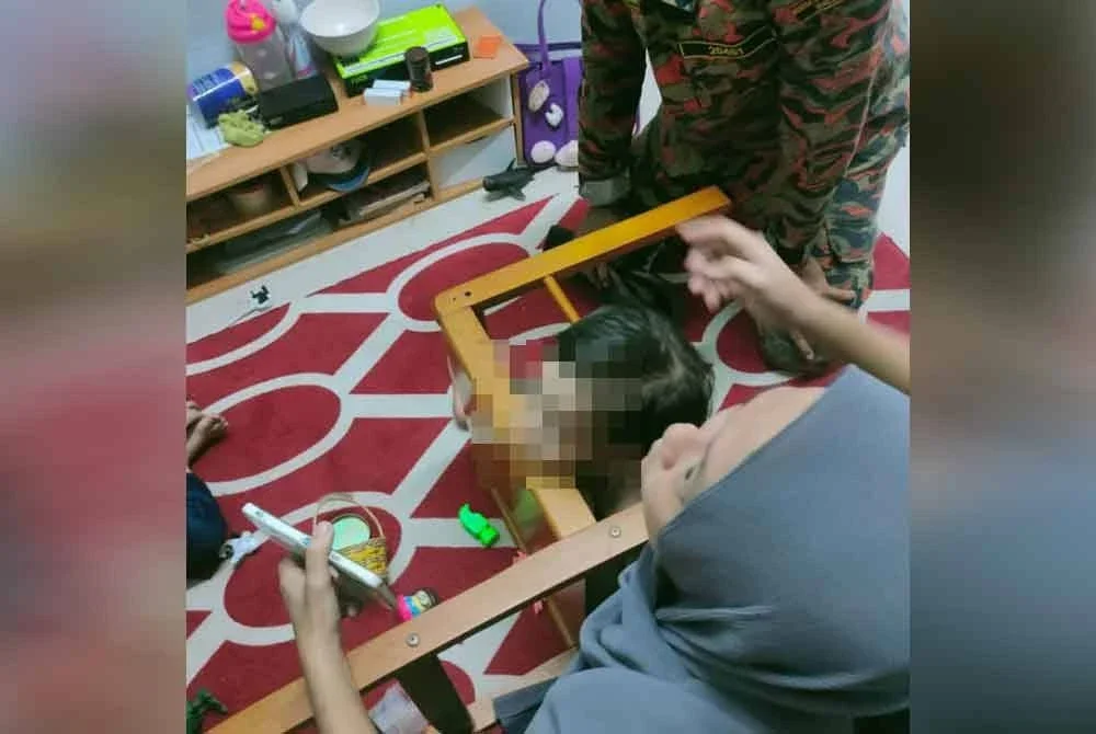 Seorang kanak-kanak lelaki tiga tahun di Sungai Besar diselamatkan bomba selepas kepalanya tersepit pada kerusi.