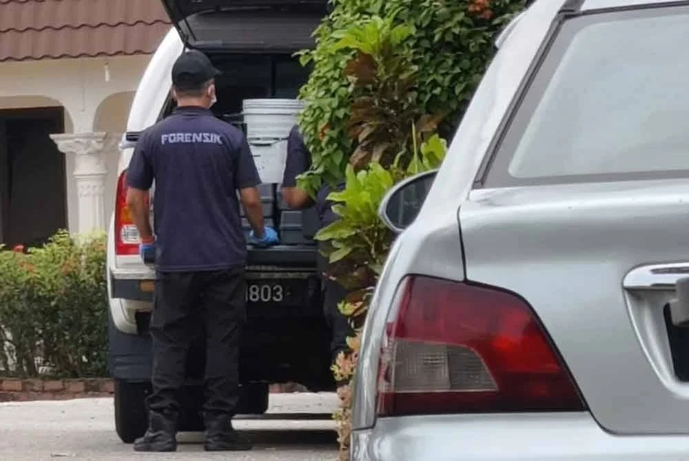 Pasukan forensik polis ke rumah mangsa di Cheng di sini, pada petang Jumaat untuk mencari bukti kes.