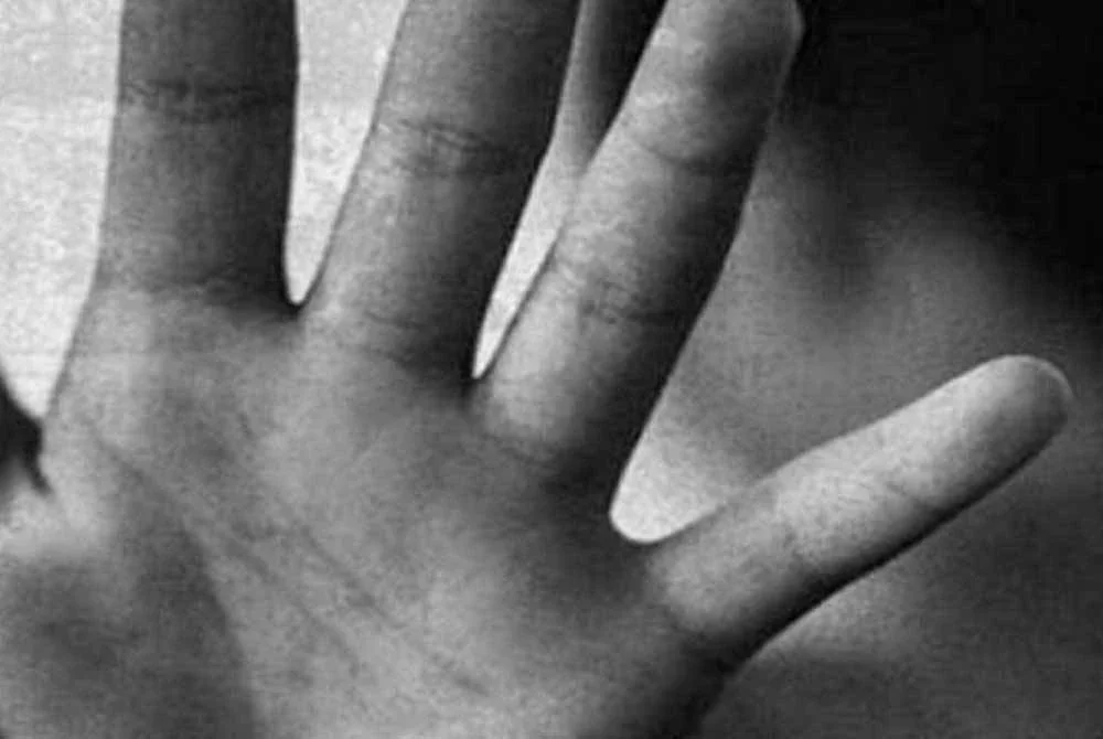 Seorang kanak-kanak perempuan berusia dua tahun meninggal dunia dipercayai didera. Gambar hiasan