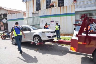 MBPP menunda kenderaan empat kenderaan yang melakukan pelbagai kesalahan lalu lintas pada operasi yang diadakan di daerah Timur Laut, George Town pada Khamis. Foto MBPP