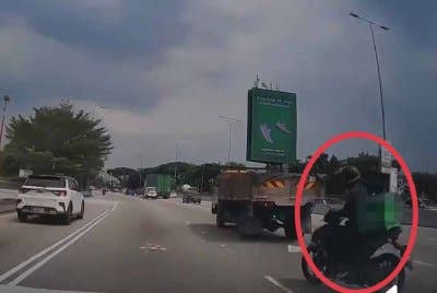 Tangkap layar video sebuah motosikal yang dipercayai mengubah haluan secara tiba-tiba menyebabkan kemalangan dua kereta di MRR2, Ampang pada Selasa lalu.