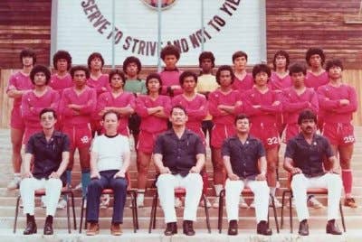 Allahyarham Rosli Ishak (berdiri belakang sekali paling hujung dari kanan) ketika menyarung jersi skuad Malaysia era 80-an. Foto: Terengganu FA