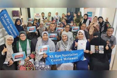 Dr Nor’ain (tiga dari kanan) dan Marhaini (tiga dari kiri) bersama tetamu yang hadir pada pelancaran Rumah Ngaji@KL Eye Specialist Centre (KLESC) di Taman Melawati.