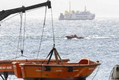 Pasukan penyelamat melakukan operasi mencari dan menyelamat feri karam di Bali. Foto AP