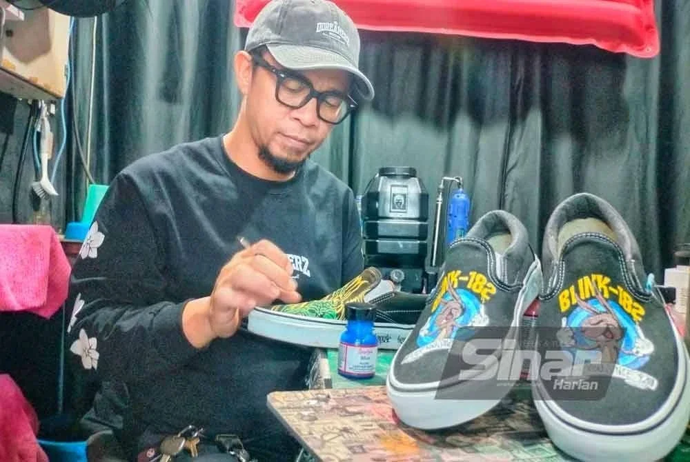 Redzuan mencurahkan kreativitinya menerusi lukisan di atas kasut sejak hampir 10 tahun lalu.