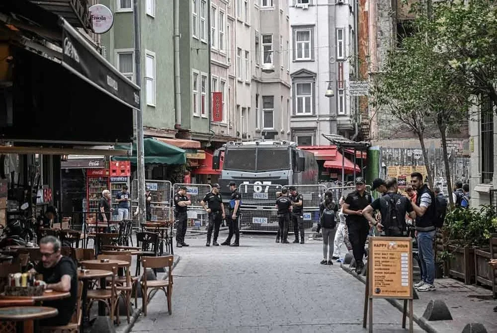 Pasukan keselamatan Turkiye mengepung Dataran Taksim dan Jalan Istiklal di Istanbul. Foto Agensi/ AFP