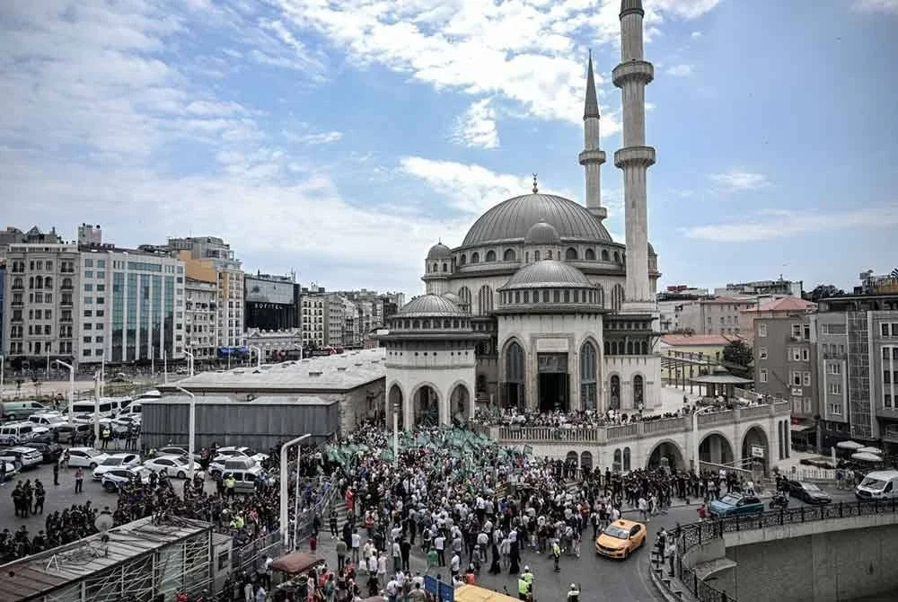 Penunjuk perasaan berkumpul di luar Masjid Taksim, Istanbul. Foto Agensi/AFP